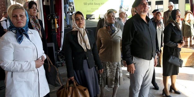 Balkan göçmenleri Sirkeci Garı'nda bir araya geldi