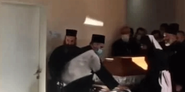 Balkan ülkesinde ilginç korona olayı! Başpiskoposu öptüler