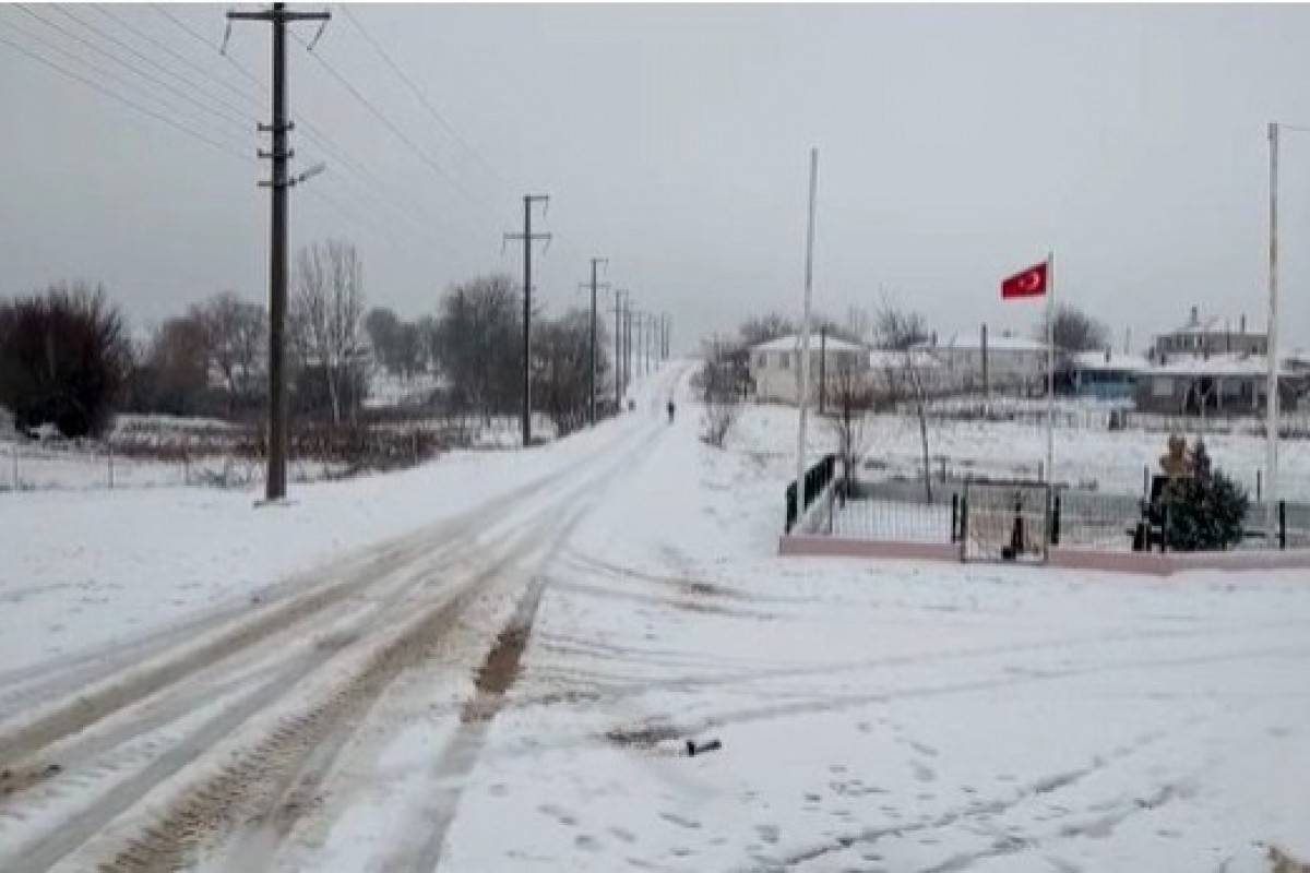 Balkanlardan kar yurda giriş yaptı: Edirne'nin sınır köyleri beyaza büründü