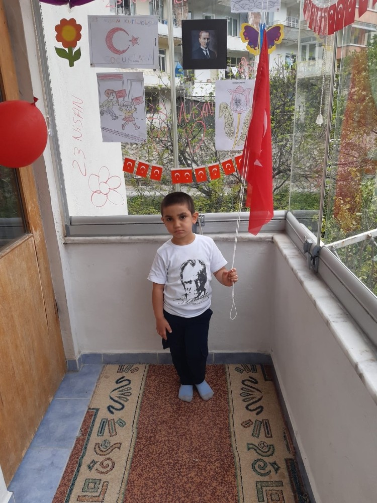Balkon perdesinin zincirine taktığı Türk bayrağını İstiklal Marşı’nı okuyarak böyle göndere çekti 