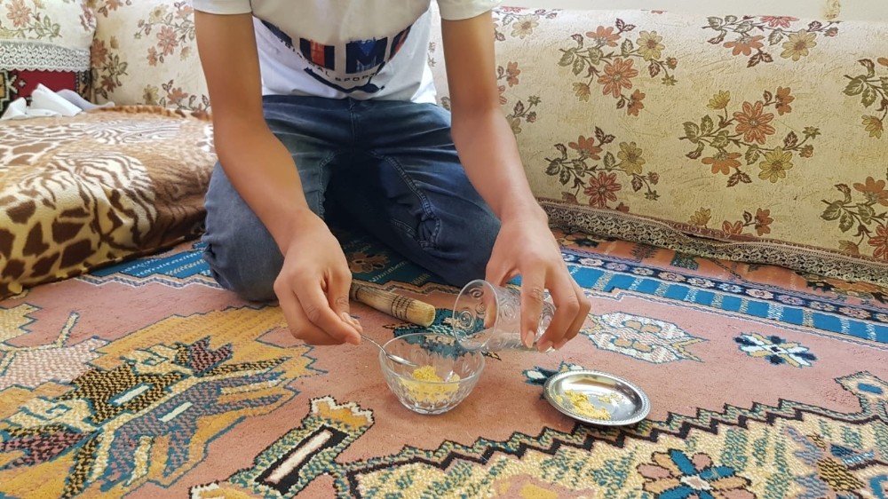 Balkona düşen yavru kuşa gözü gibi bakıyor 