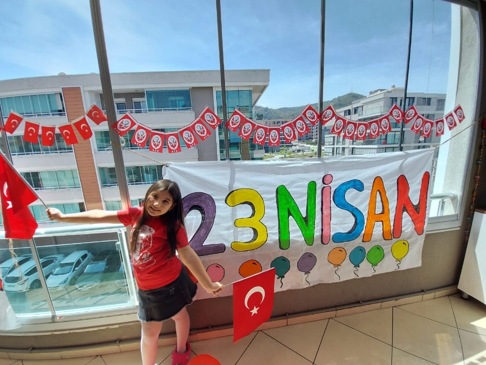 Balkonda 23 Nisan coşkusu 
