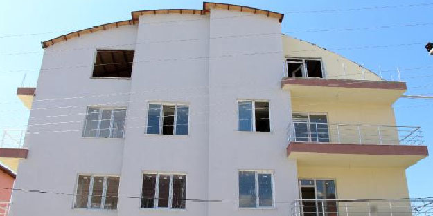 Balkonda çalışırken akıma kapılıp öldü