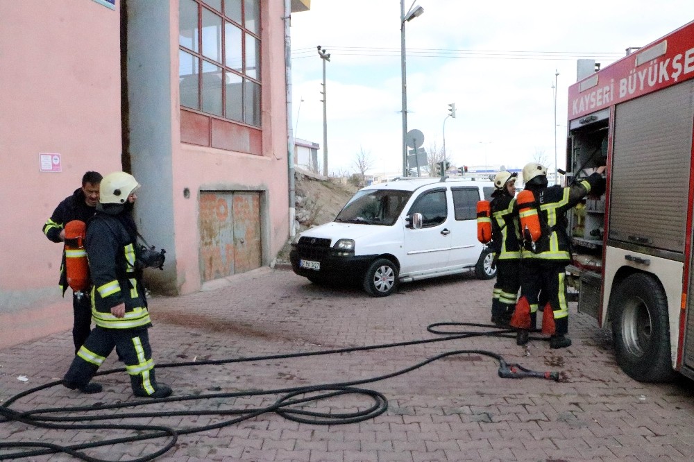 Balkonda çıkan yangını itfaiye ekipleri söndürdü 