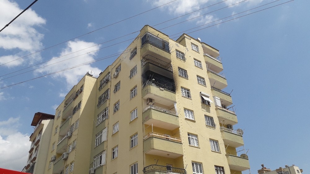Balkonda yanan pamuk paniğe neden oldu 