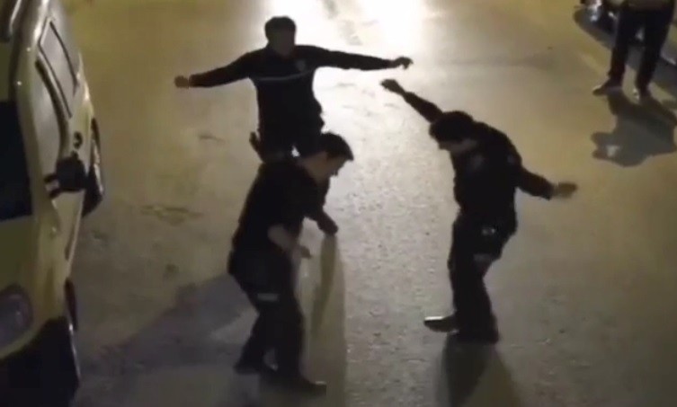 Balkondaki vatandaşlar çaldı, polisler oynadı 