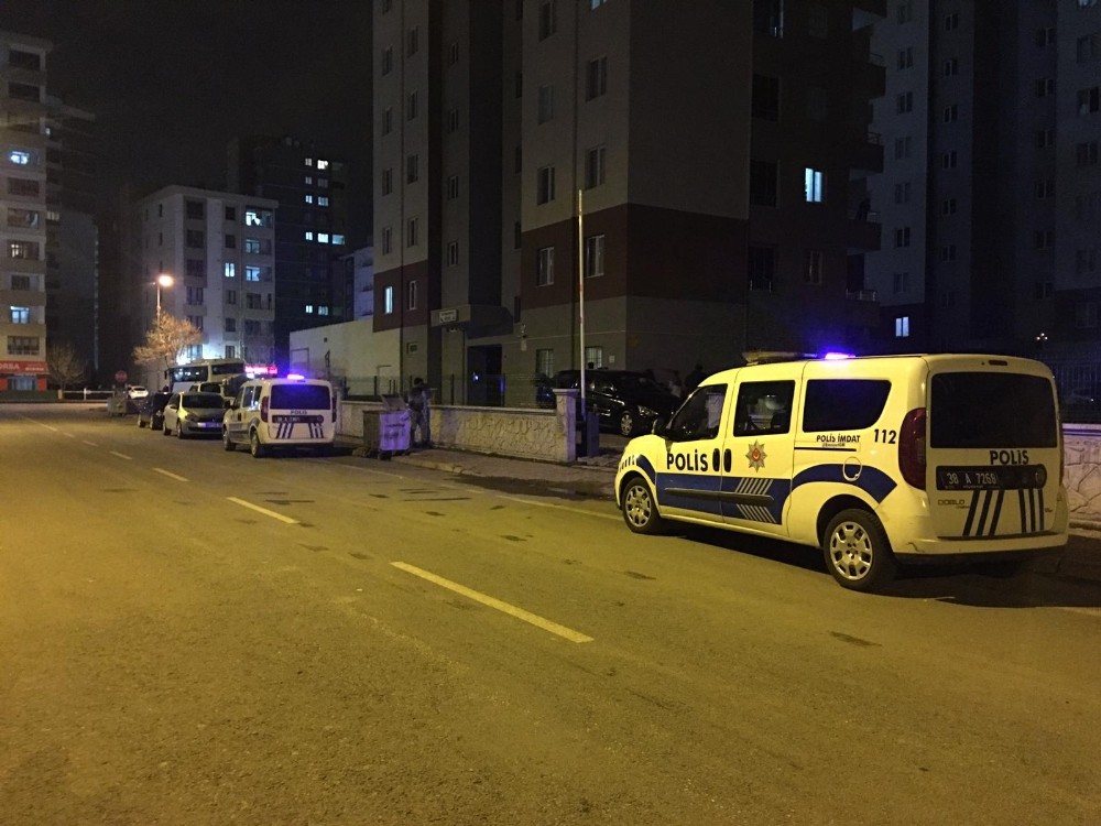 Balkondan atlayan genç kız ağır yaralandı 