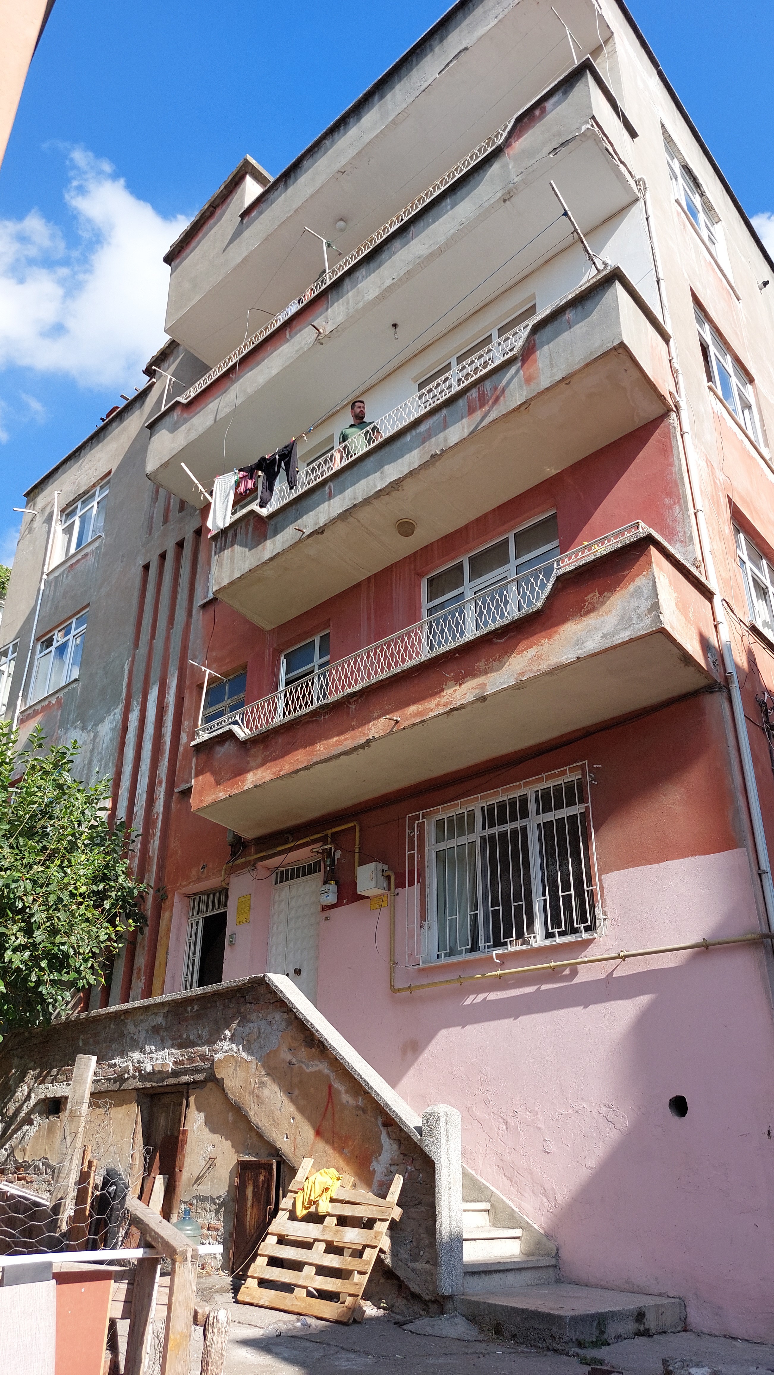 Balkondan düşen çocuk hayatını kaybetti