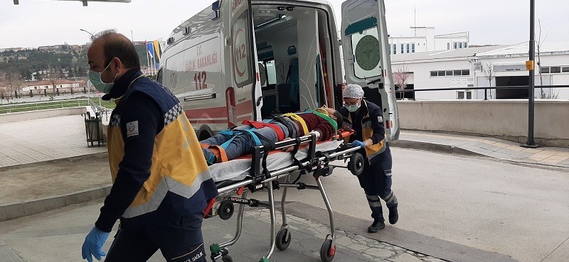 Balkondan düşen genç yaralandı 