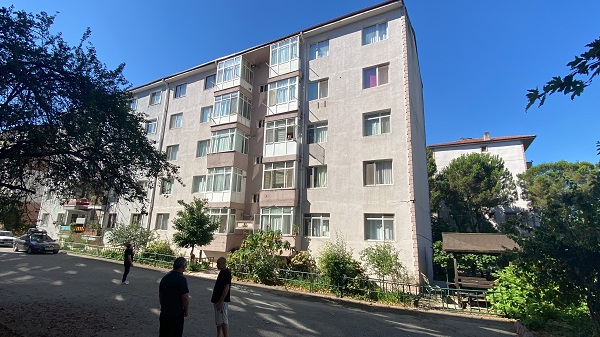 Balkondan girmek istedi! 5.kattan düştü