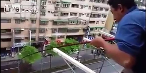 Balkondan oltayla balık tuttu! - VIDEO