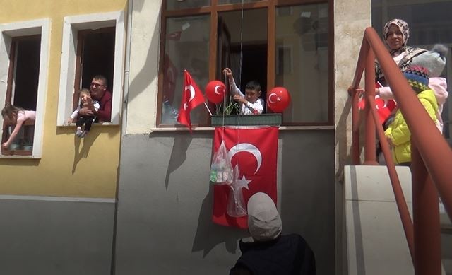 Balkonlarını süsleyen öğrencilere 23 Nisan sürprizi 