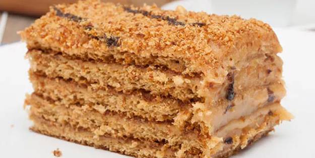 Ballı medovik pasta tarifi nasıl yapılır? Ballı Rus pastası (medovik) tarifi