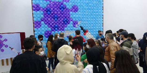 Balonlarla oluşturulan Covid-19 virüs figürünü enjekte ile patlattılar