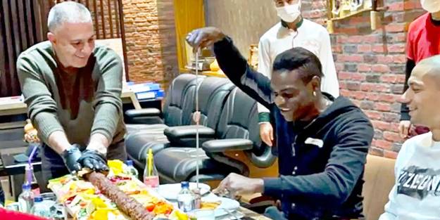 Balotelli kebapçıda!