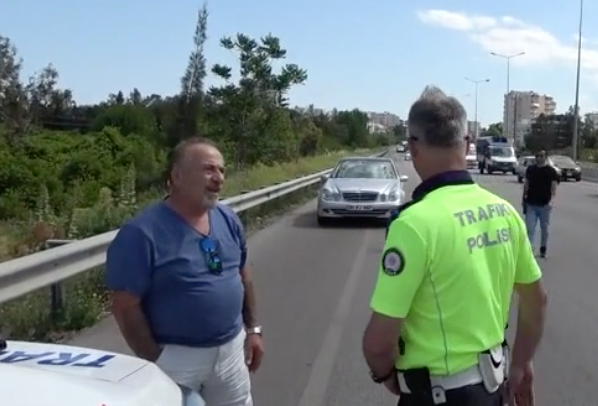Baltayı çok fena taşa vurdu! Aracına binen sivil polisten öyle bir şey istedi ki...