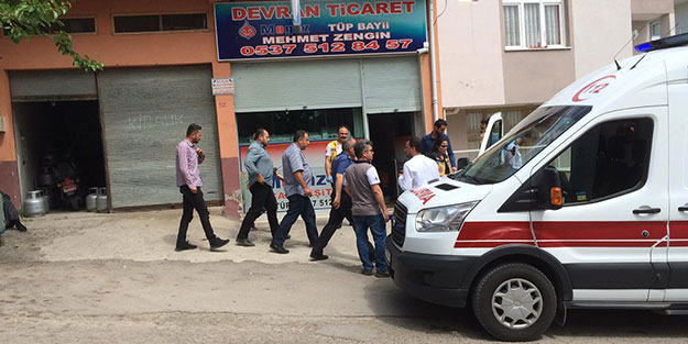 Baltayı eline alan cani koca, çocuklarının gözü önünde karısını öldürdü