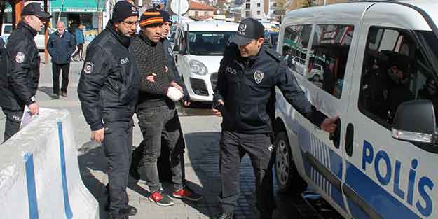 Baltayla saldıran kardeşini öldürdü!