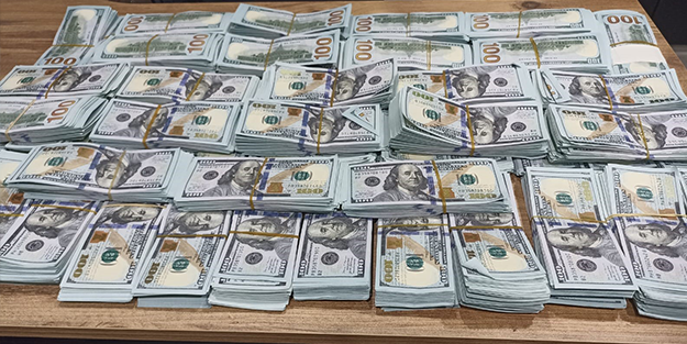 Balya balya çıktı! Havalimanında hayrete düşüren görüntü