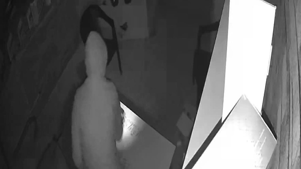 Balyozla duvar deldi! 650 bin TL'lik hırsızlığı inkar etti