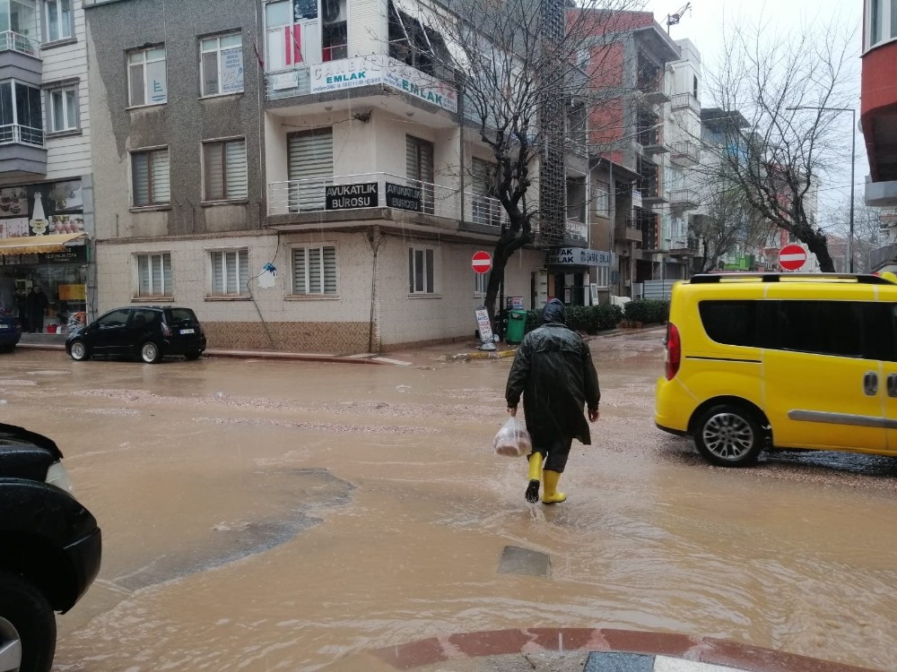 Bandırma-Erdek yolu yağıştan dolayı ulaşıma kapandı 