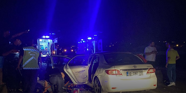 Bandırma-Gönen karayolunda tır ile otomobil çarpıştı: 3 ölü, 1 yaralı