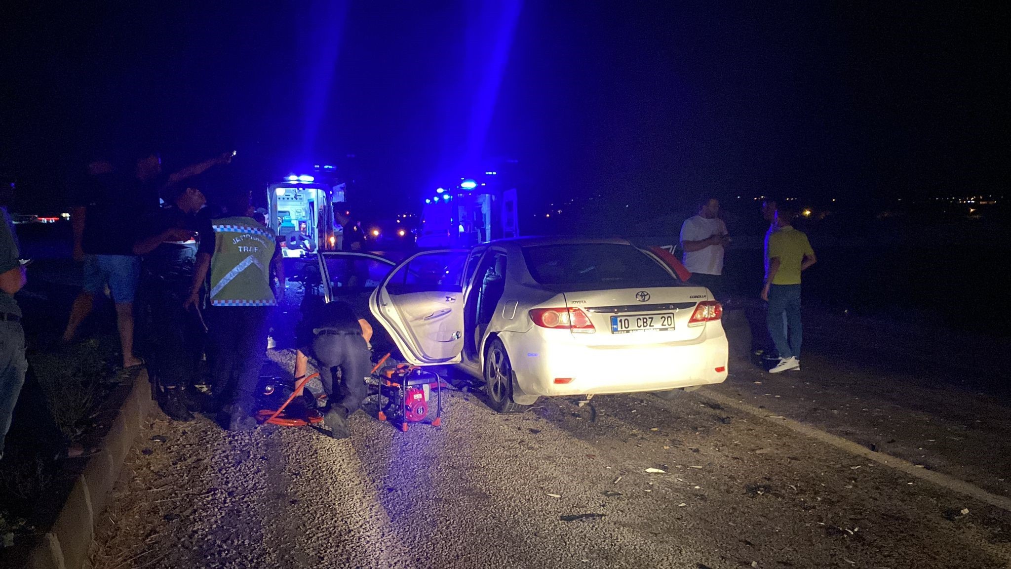 Bandırma-Gönen karayolunda tır ile otomobil çarpıştı