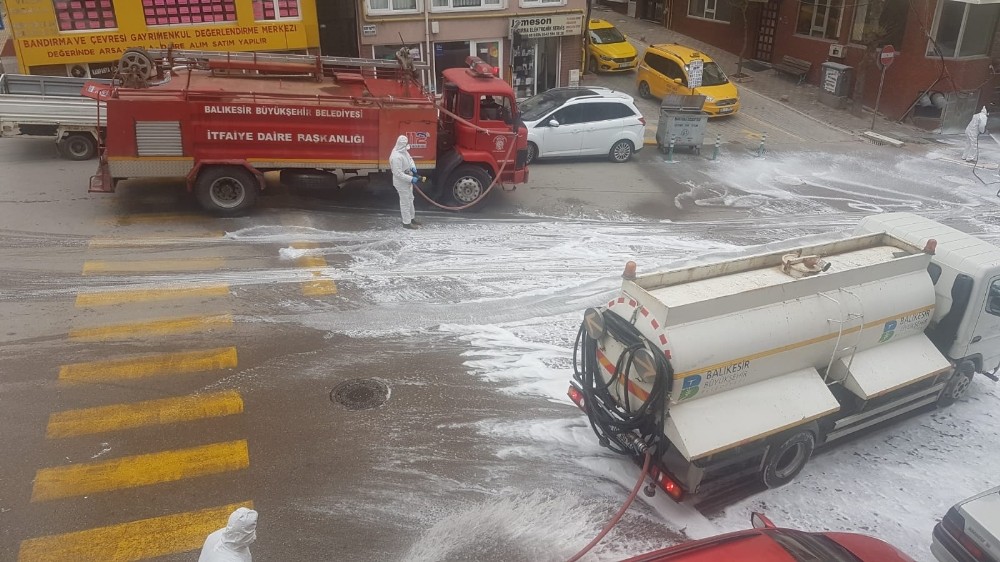 Bandırma köpüklü sularla yıkanıyor 