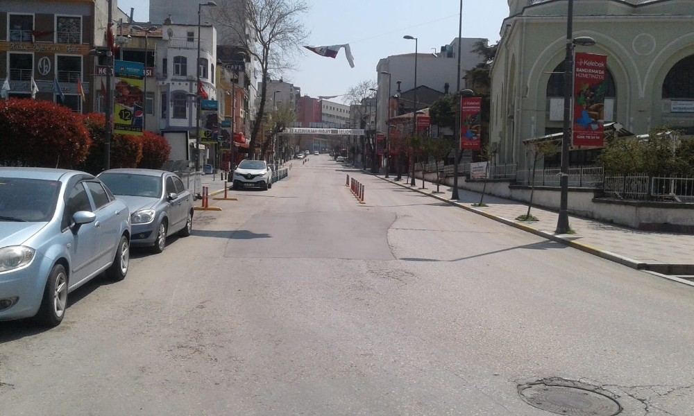 Bandırma’da cadde ve sokaklar sessizliğe büründü 