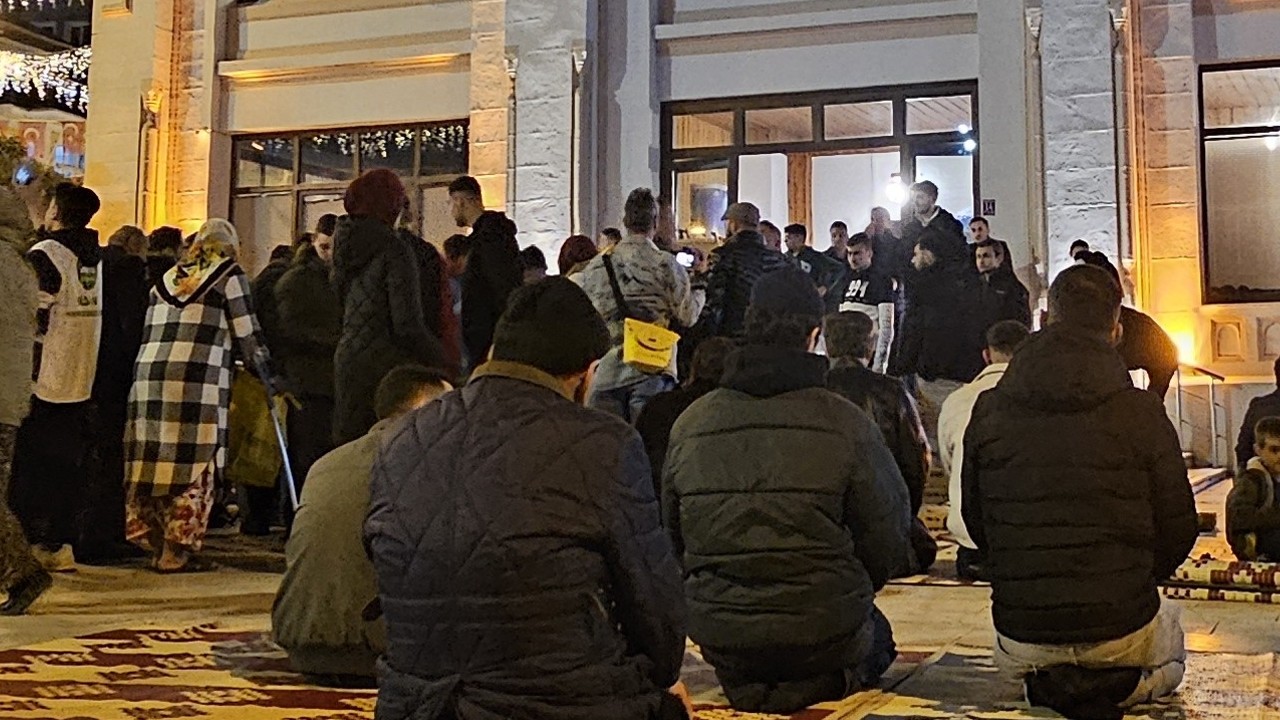 Bandırma’da Kadir Gecesi’nde Camiler Doldu, Dualar Edildi