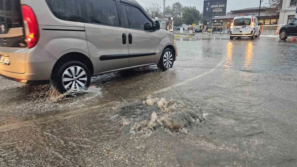 Bandırma'da şiddetli sağanak hayatı felç etti! Rögarlar taşınca caddeler göle döndü