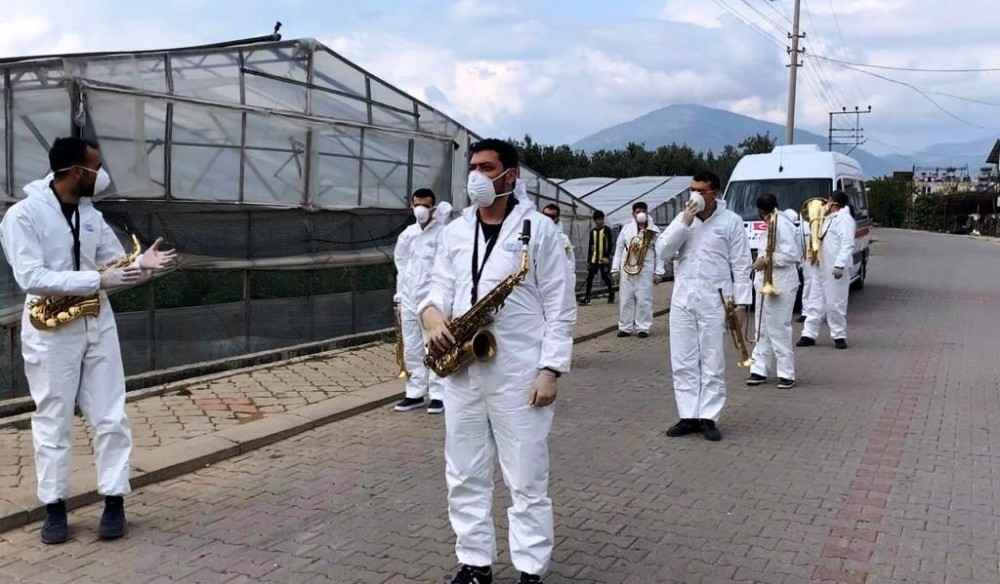 Bando takımından vatandaşlara moral konseri 