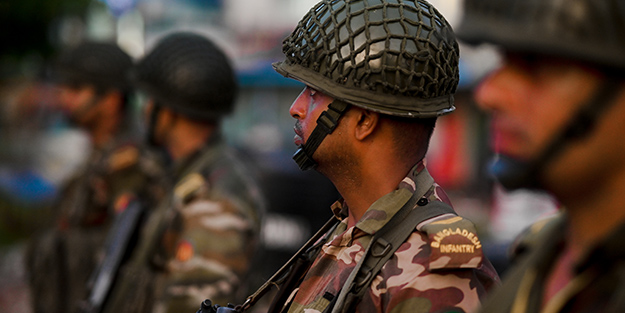 Ülke kaosa sürükleniyor! Göstericiler resmi konutu bastı Başbakan ülkeden kaçtı