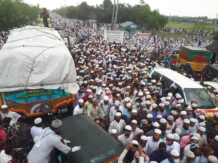 Bangladeş’te binlerce kişi salgına rağmen cenaze törenine katıldı 