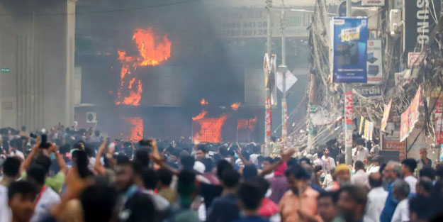 Bangladeş'te ortalık yangın yeri! Kurucu liderinin heykelleri yıkıldı! Çok sayıda ölü var