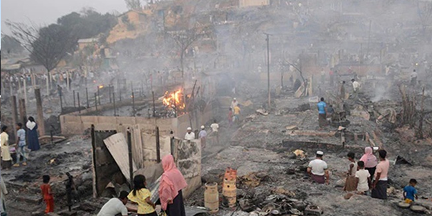 Bangladeş'teki mülteci kampındaki yangın 12 bin kişiyi evsiz bıraktı
