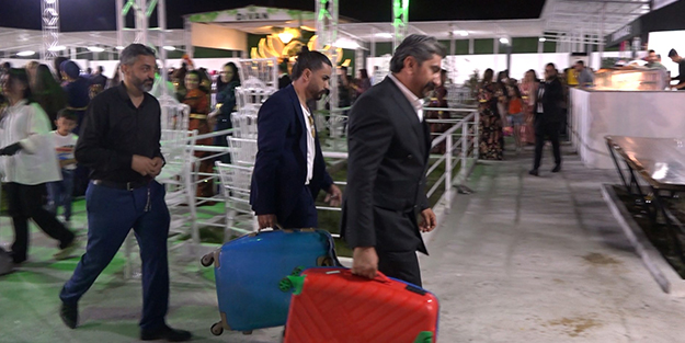 Banka değil aşiret düğünü! Paraları bavulla taşıdılar...