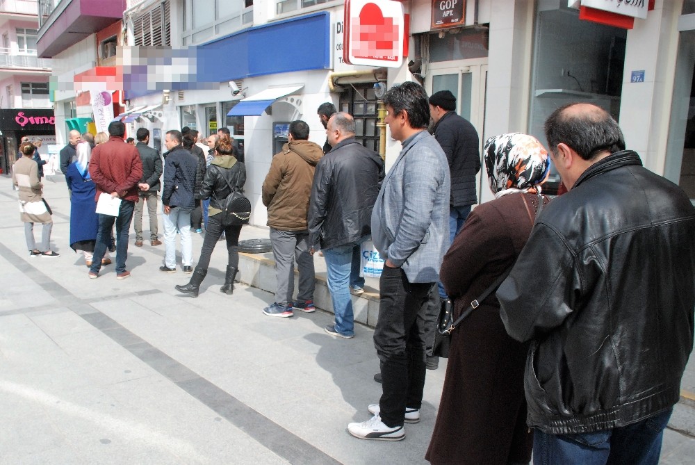 Banka kuyruğuna girenler sosyal mesafeye dikkat etmedi 