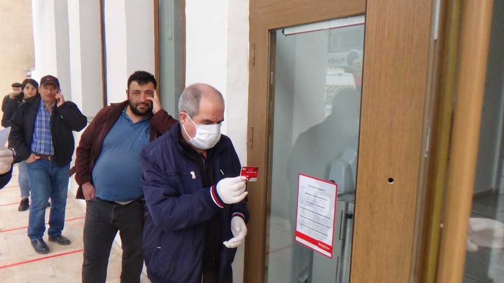 Banka önlerinde 1 metre kuralı 