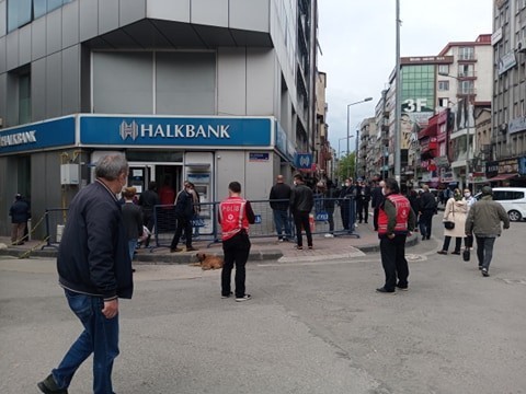 Banka önlerinde sosyal mesafe uyarıları 