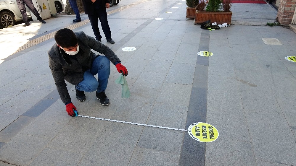 Banka önlerindeki sosyal mesafe ihlaline polis müdahalesi 