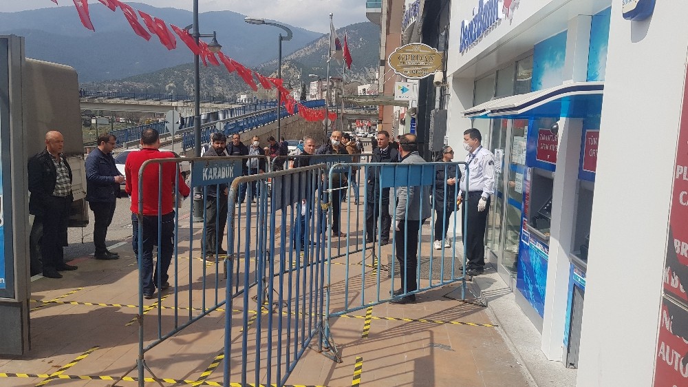 Banka önlerine ‘sosyal mesafe’ bariyerleri 