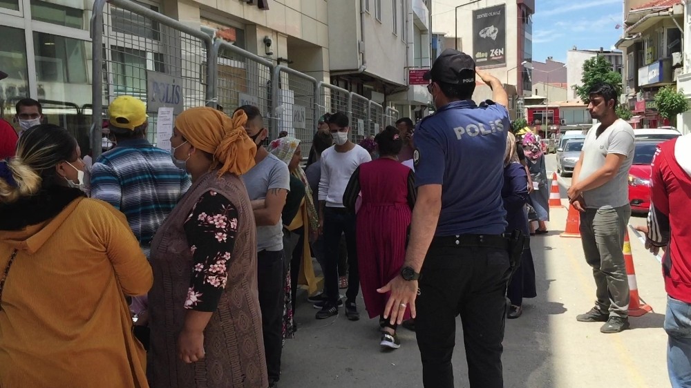 Banka sırasını kaybettiler, sosyal mesafeyi unuttular 