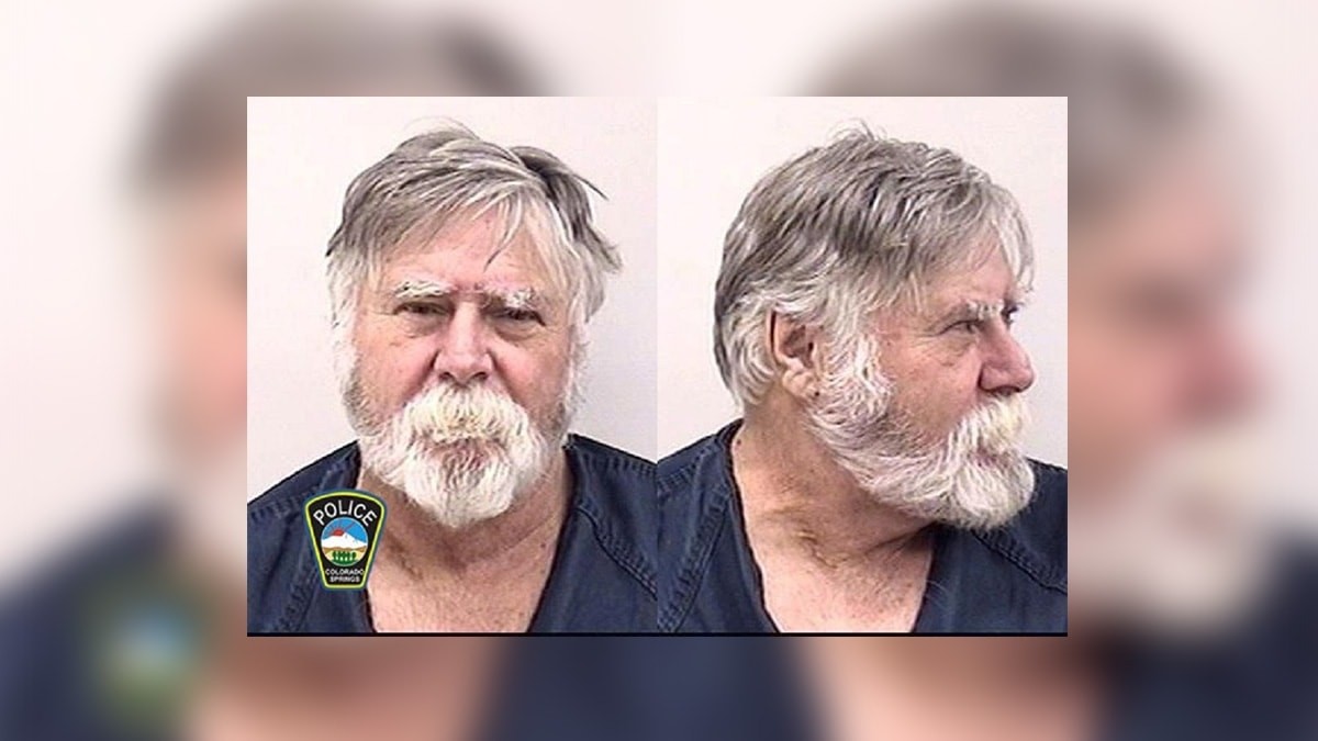 Banka soydu, paraları 'Mutlu Noeller' diyerek paraları sokağa attı