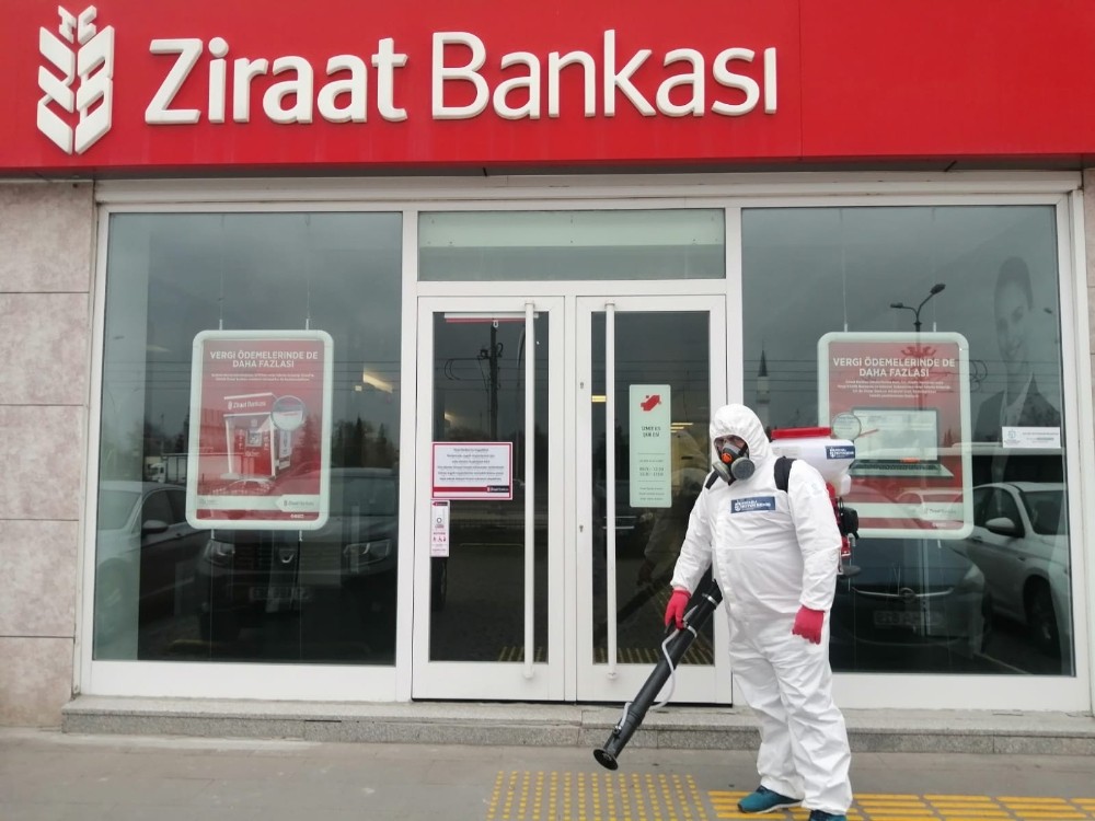 Banka şubeleri ve ATM’ler dezenfekte ediliyor 