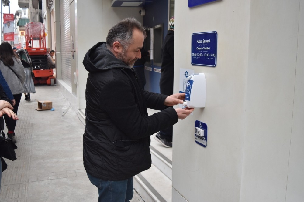 Banka şubelerine el dezenfektanları yerleştirildi 