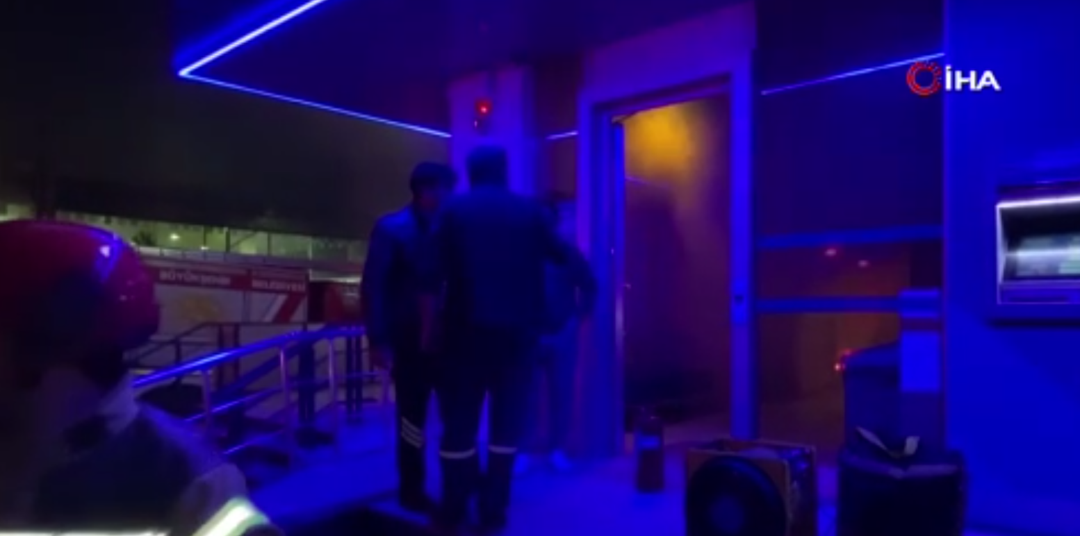 Banka şubesinde çıkan yangında ekipler sefer oldu