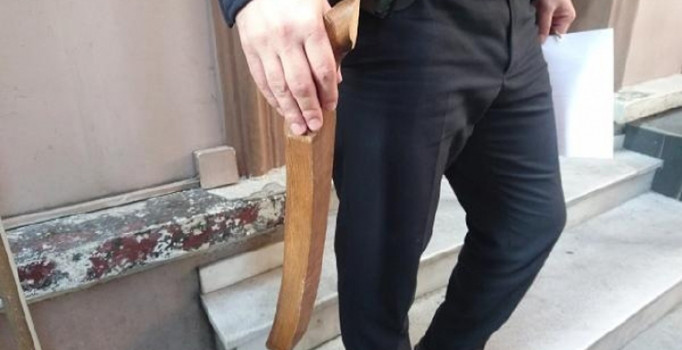 Banka şubesine sandalye bacağıyla saldırı