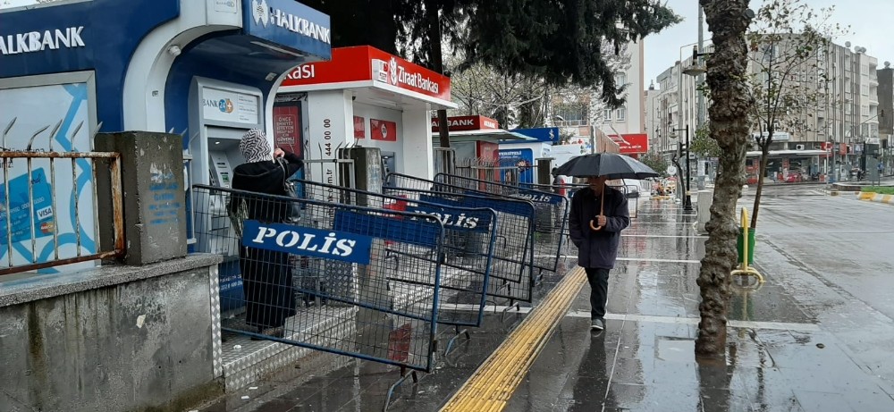 Banka ve ATM önlerine polis bariyeri 
