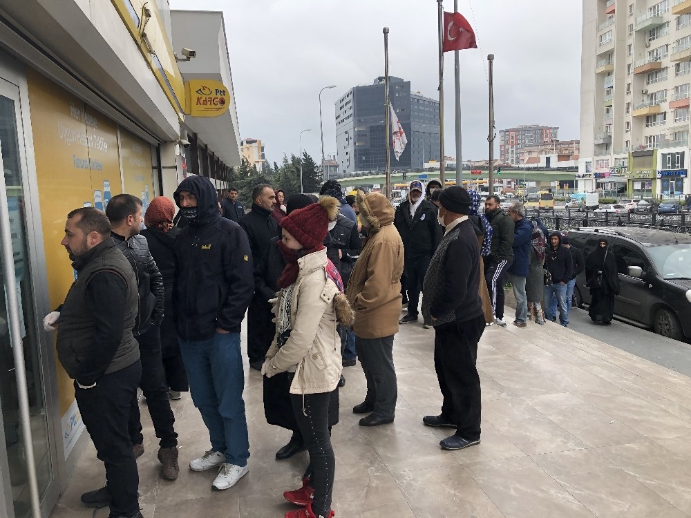 Banka ve PTT şubelerinin önünde kuyruk oluştu 
